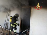 Appartamento in fiamme, muore un anziano invalido