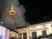 Brucia nella notte il tetto di una casa ad Erbusco. Vigili del Fuoco ancora al lavoro