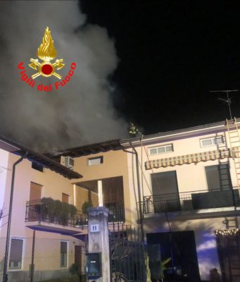 Brucia nella notte il tetto di una casa ad Erbusco. Vigili del Fuoco ancora al lavoro