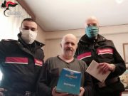 71enne chiama i carabinieri perchè si sente solo. I militari gli portano un panettone