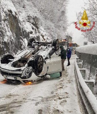 Auto si ribalta in Valcamonica, fortunatamente nessun ferito