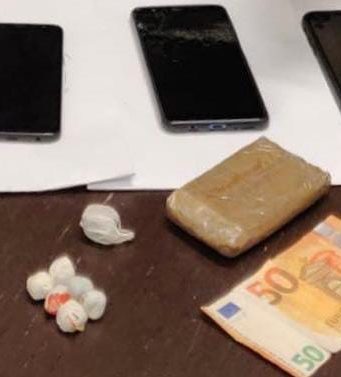 Sirmione, hashish sotto il divano. 4 ventenni nei guai per detenzione e spaccio