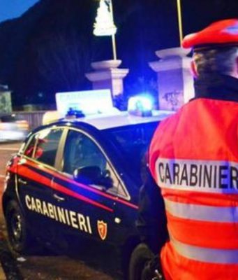 Sfonda la vetrina di una farmacia con un tombino di ghisa per rubare 50 euro. Arrestato