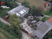 Discarica a cielo aperto a Orzinuovi. Abbandonate auto, batterie, serbatoi.