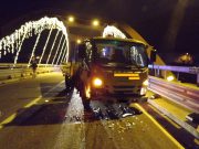 Cantiere “irregolare” lungo la strada, guidatore ubriaco si schianta e multa per tutti