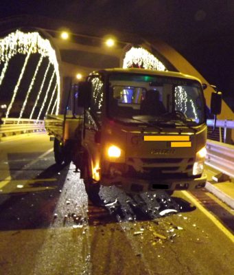 Cantiere “irregolare” lungo la strada, guidatore ubriaco si schianta e multa per tutti