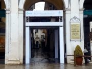 La struttura per i proiettori in piazza Loggia sparirà