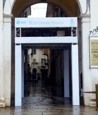 La struttura per i proiettori in piazza Loggia sparirà