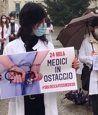 “Siamo medici, non studenti”, il flashmob dei giovani camici bresciani