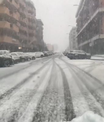 Intensa nevicata sulla città di prima mattina, situazione in miglioramento