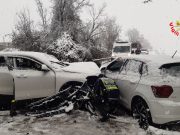 Neve sulla strada, le auto slittano e si scontrano