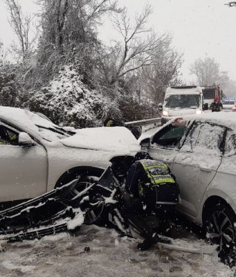 Neve sulla strada, le auto slittano e si scontrano