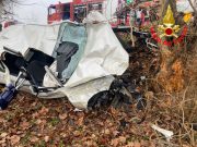 Auto contro un albero, due ragazzi muoiono sul colpo. Una giovane in codice rosso al Civile