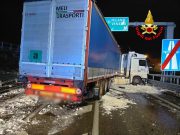 Tangenziale, camion contro il guardrail. Paura ma nessun ferito. L’intervento dei Vigili del Fuoco