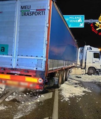 Tangenziale, camion contro il guardrail. Paura ma nessun ferito. L’intervento dei Vigili del Fuoco