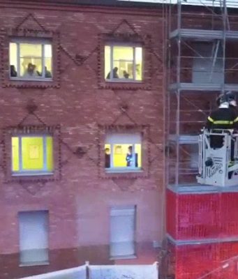 L’abbraccio dei Vigili del Fuoco di Brescia ai piccoli pazienti del Civile