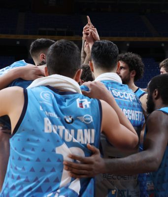 Per la Pallacanestro Brescia è buio pesto: Cantù vince 74-69, sesta sconfitta di fila