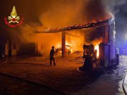 Verolavecchia, le fiamme divorano un’officina di 200 mq