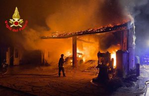 Verolavecchia, le fiamme divorano un’officina di 200 mq