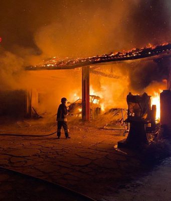 Verolavecchia, le fiamme divorano un’officina di 200 mq