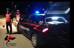 Finge un malore davanti ai Carabinieri per liberarsi della cocaina, coppia in manette