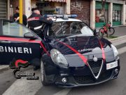 Dà fuoco a cartoni sulle scale e si barrica in casa. In campo negoziatore dei Carabinieri e Vigili del Fuoco