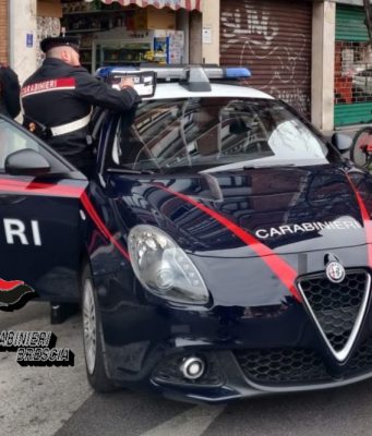 Dà fuoco a cartoni sulle scale e si barrica in casa. In campo negoziatore dei Carabinieri e Vigili del Fuoco