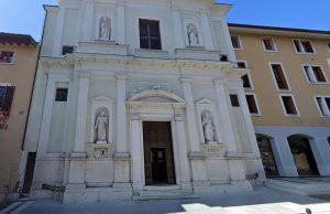 Anziano sfregia un dipinto in chiesa, fortunatamente era una riproduzione