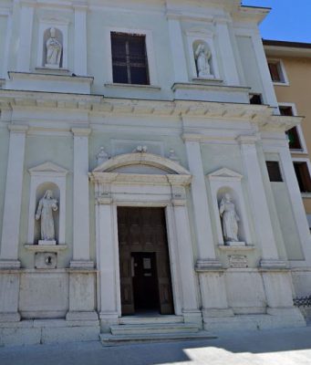 Anziano sfregia un dipinto in chiesa, fortunatamente era una riproduzione