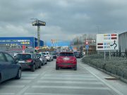 Saldi, al via sotto tono in centro città. Folla, ma senza assembramenti, al centro commerciale