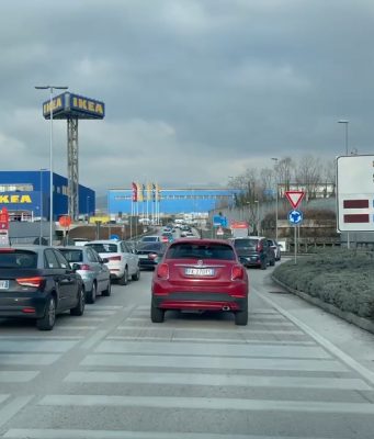 Saldi, al via sotto tono in centro città. Folla, ma senza assembramenti, al centro commerciale