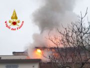 Prevalle, tetto in fiamme da ore. Sul posto 8 squadre, 10 mezzi e 35 Vigili del Fuoco