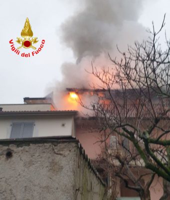Prevalle, tetto in fiamme da ore. Sul posto 8 squadre, 10 mezzi e 35 Vigili del Fuoco