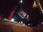 Darfo, l’auto finisce violentemente fuori strada e prende fuoco. Muore tra le fiamme un 55enne di Rogno