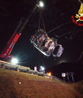 Darfo, l’auto finisce violentemente fuori strada e prende fuoco. Muore tra le fiamme un 55enne di Rogno