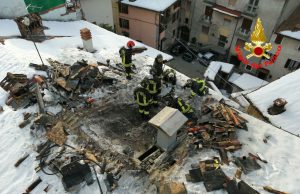 Tetto in fiamme a Lodrino, nessun ferito