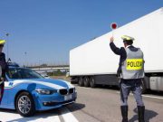 Alt della Polizia, alla guida dell’auto una diciassettenne