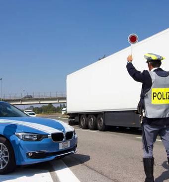 Alt della Polizia, alla guida dell’auto una diciassettenne