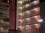 Litiga con la ragazza, la picchia. E si barrica in casa. La Polizia lo fa desistere