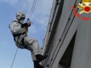 Per liberarla i Vigili del Fuoco si calano dal tetto