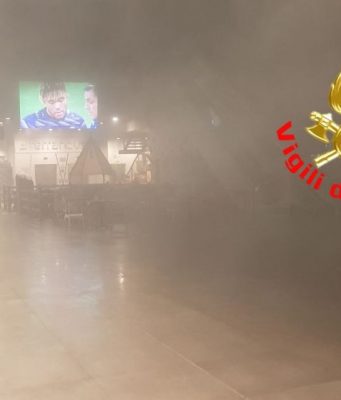 Prende fuoco un gioco per bambini al Centro Commerciale Adamello. Paura ma nessun ferito