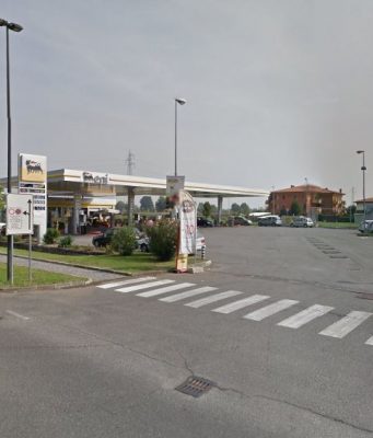 Dopo la lite prende la macchina e investe il suo avversario. Arrestato per tentato omicidio
