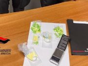 L’inversione davanti ai Carabinieri gli costa cara: a casa 26 grammi di coca