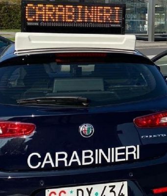 Bimba e cane chiusi in auto sotto il sole, salvati dai Carabinieri