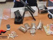 Mezzo chilo di hashish e parti di armi in casa, arrestati due spacciatori