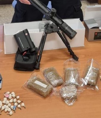 Mezzo chilo di hashish e parti di armi in casa, arrestati due spacciatori