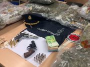 24 chili di marijuana, quasi 20mila euro e due pistole. Nei guai una coppia residente in via Fura