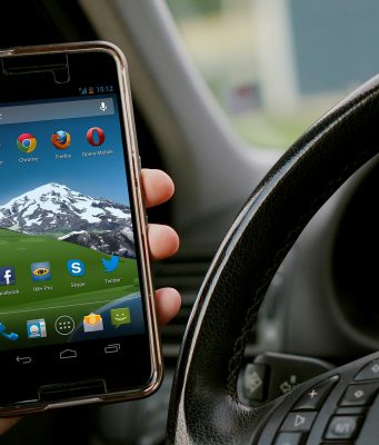 A Brescia 10 multe al giorno per l’uso del cellulare alla guida