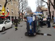 Auto si ribalta in viale Italia a Brescia, 2 feriti