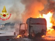 Tir prende fuoco in autostrada, chiusa la A4 tra Brescia e Ospitaletto in entrambe le direzioni VIDEO